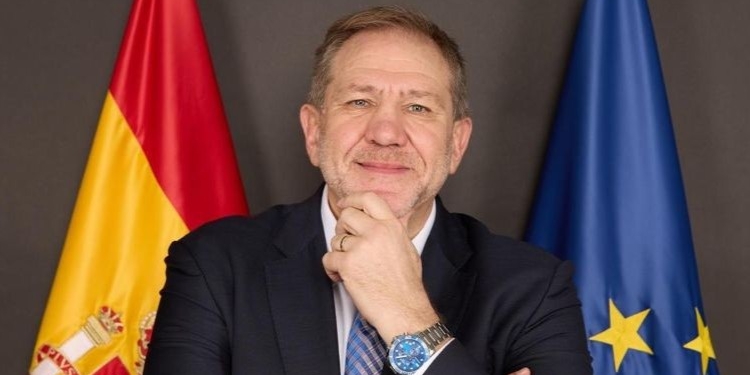 Sergio Farré posando con las banderas de España y la Unión Europea