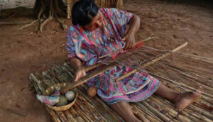 Victorina López Hilario tejiendo en un telar tradicional amuzgo