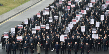 Conmemoración del genocidio de Joyalí con personas sosteniendo carteles