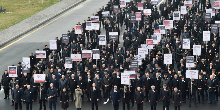 Conmemoración del genocidio de Joyalí con personas sosteniendo carteles