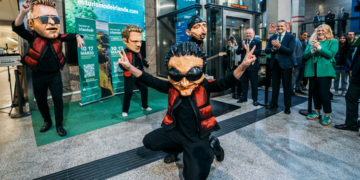 Actuación de cabezudos en tributo a U2 en Madrid