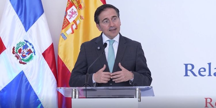 Albares destaca en Santo Domingo la próxima regularización de inmigrantes dominicanos residentes en España