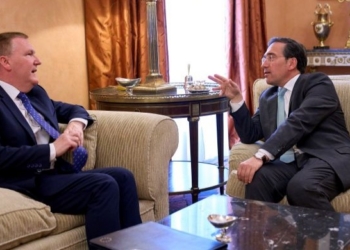 Albares advierte al comisario McGrath de que la UE debe ser “firme” en la defensa del derecho internacional