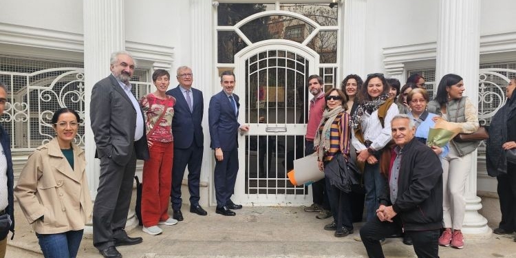 The Spanish Embassy in Iran stages its reopening and “resumes its commitment to peace”