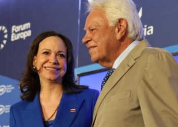 Albares acusa a Machado de actuar como “una líder ideológica” por reunirse solo con “la extrema derecha española”