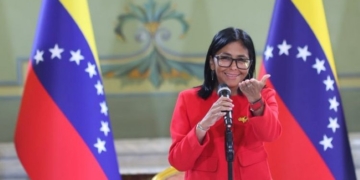 La Eurocámara pide que se mantengan las sanciones a Delcy Rodríguez pese a su invitación a la Cumbre Iberoamericana de Madrid