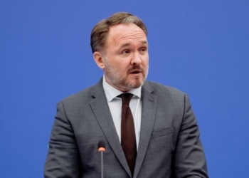 El comisario europeo de Energía y Vivienda visita España para abordar la seguridad energética y la vivienda