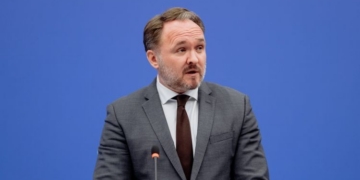 El comisario europeo de Energía y Vivienda visita España para abordar la seguridad energética y la vivienda