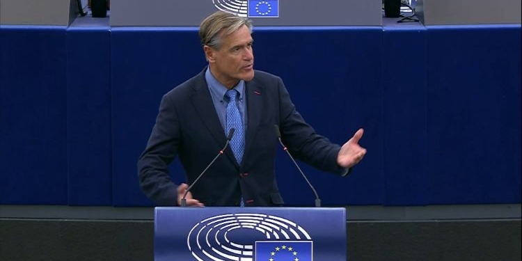 El PSOE pide a Bruselas que se pronuncie sobre la compatibilidad de la “prioridad nacional” con las normas de la UE