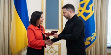 Robles anuncia en Kyiv un nuevo envío, desde principios de mayo, de munición y vehículos tácticos blindados a Ucrania