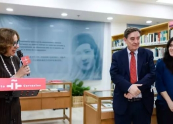 García Montero inaugura una biblioteca del Cervantes en Shanghái en vísperas del viaje de Sánchez a China