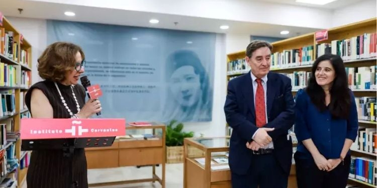 García Montero inaugura una biblioteca del Cervantes en Shanghái en vísperas del viaje de Sánchez a China