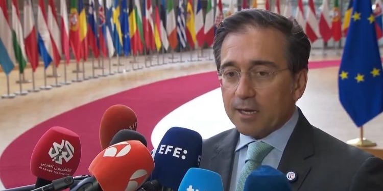 Albares welcomes sanctions against settlers and Hamas but insists on suspension of the Association Agreement