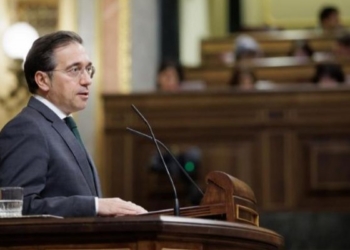 Albares anuncia en el Congreso que se ha vuelto a convocar a la encargada de Negocios de Israel tras la detención de Saif Abukeshek