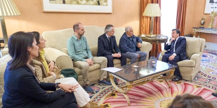 Foreign Minister meets with family members and lawyers of two Spaniards detained in Equatorial Guinea