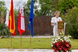 Ceremonia de recepción en la Embajada de Polonia en Madrid con banderas