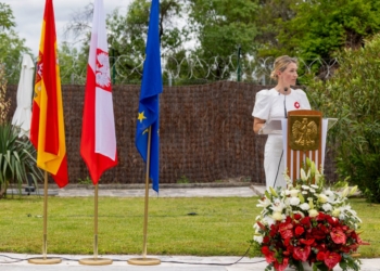 Ceremonia de recepción en la Embajada de Polonia en Madrid con banderas