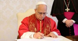 El Papa León XIV firmando su primera encíclica sobre la doctrina social.