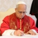 El Papa León XIV firmando su primera encíclica sobre la doctrina social.