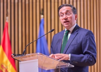 José Manuel Albares hablando sobre ataques a instalaciones médicas