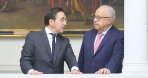 José Manuel Albares y Carlos Ramiro Martínez conversando en un evento oficial