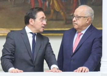 José Manuel Albares y Carlos Ramiro Martínez conversando en un evento oficial