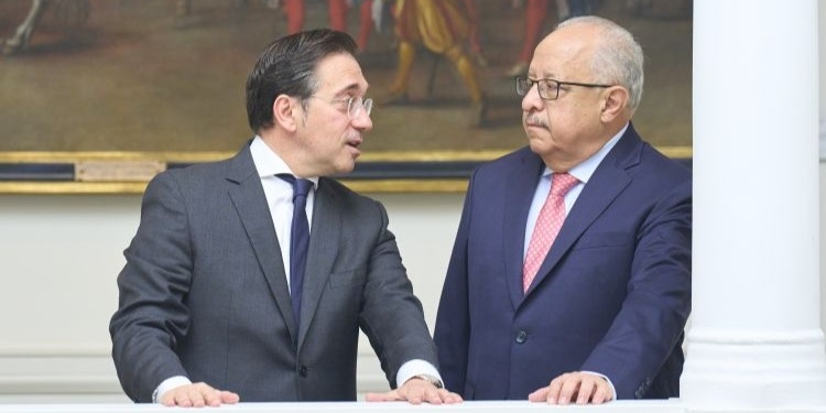 José Manuel Albares y Carlos Ramiro Martínez conversando en un evento oficial