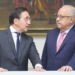 José Manuel Albares y Carlos Ramiro Martínez conversando en un evento oficial
