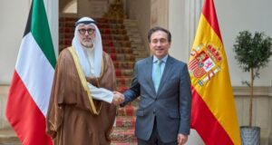 Ministros de Asuntos Exteriores de Kuwait y España estrechando manos en Madrid