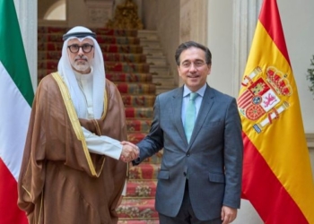 Ministros de Asuntos Exteriores de Kuwait y España estrechando manos en Madrid