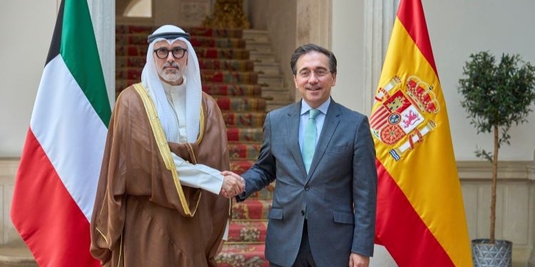 Ministros de Asuntos Exteriores de Kuwait y España estrechando manos en Madrid
