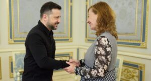 Francina Armengol y Volodimir Zelenski se estrechan la mano en Ucrania
