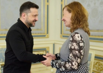 Francina Armengol y Volodimir Zelenski se estrechan la mano en Ucrania