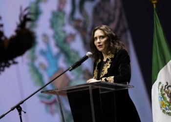 Isabel Díaz Ayuso hablando en un evento en México con bandera de México de fondo