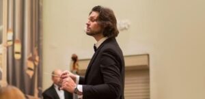 Roberto Laborda dirigiendo una orquesta durante un concierto