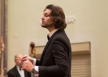 Roberto Laborda dirigiendo una orquesta durante un concierto
