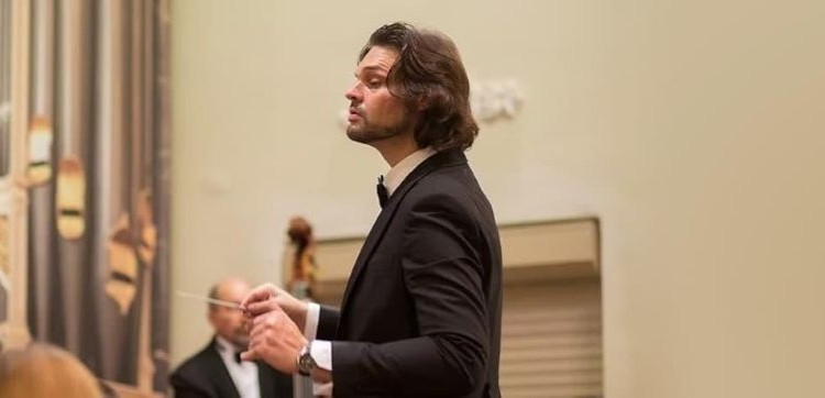 Roberto Laborda dirigiendo una orquesta durante un concierto