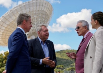 El embajador de EEUU felicita a la base de la NASA en Robledo de Chavela por su papel en “el éxito de Artemis II”