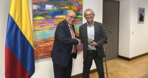 Dos hombres estrechando manos en la Embajada de Colombia en Madrid