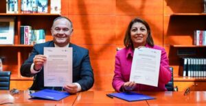 Representantes de la Embajada de Ecuador y Planeta Formación firmando un acuerdo