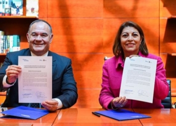 Representantes de la Embajada de Ecuador y Planeta Formación firmando un acuerdo