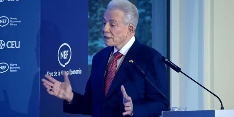 Benjamín León Jr. hablando en un evento de Nueva Economía Fórum en Madrid.