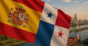 Banderas de España y Panamá ondeando juntas en un paisaje urbano