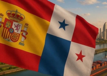 Banderas de España y Panamá ondeando juntas en un paisaje urbano