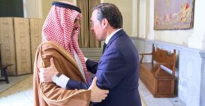 Ministros de España y Arabia Saudí se saludan en un encuentro oficial
