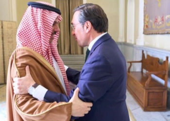 Ministros de España y Arabia Saudí se saludan en un encuentro oficial