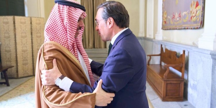 Ministros de España y Arabia Saudí se saludan en un encuentro oficial