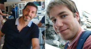 Dos hombres españoles en un entorno social en Guinea.