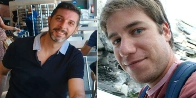 Dos hombres españoles en un entorno social en Guinea.