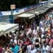 Multitud de personas en la Feria del Libro de Madrid con puestos de libros